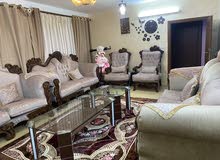 طقم كنب تفصيل جديد بحالة الوكاله استخدام اشهر فقط السعر 1000 دينار قابل للتفاوض