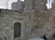 بيت طابق ثاني مع حصة بالتسوية وحصة في السطح في قصبة الكرك بجانب المسجد العمري وكنيسة الروم