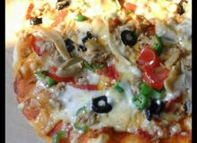 بيتزا بجميع أنواعها حجم صغيرة بيتزا بجميع أنواعها حجم صغيرة
