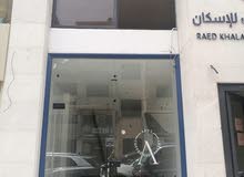 محل للايجار طابق ارضي على الشارع  في عبدون الشمالي، عمارة الموسيقار- 67 متر مربع ، طابقين, ارضي +1..