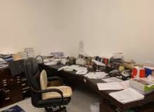 مكتبي مختص بعدة مجالات