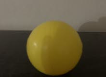 كرة صفراء مستديرة