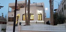 منزل (فيلا) مستقلة استثنائية بموقع مميز مكونة من ثلاث طوابق للبيع بسعر مغري
