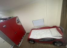 غرفة نوم سرير علي شكل سيارة مزدوج يعني سريرين في واحد ومعاه دولاب