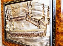 كاترو مجسم لبيت الله الحرام مصنوع من الفضة عيار 925 وأطار من خشب الزان الصنع إيطاليا