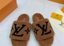 LV SLIPPER
GOOD QUALITY
WITH PAPER BAG AND BOX 

size 36,37,38,39,40,41