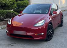 تيسلا Y 2022 performance لون خمري مميزة داخلي ابيض الاداء العالي دفع رباعي وبسعر مغري جداً جمرك جديد