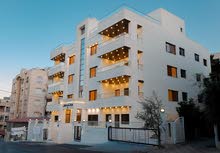 شقة للبيع طابق اول مساحة 215متر في المدينة الرياضية ضاحية الرشيد خلف مختار مول بلقرب من مجمع الروضة.