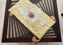 طاولة وسط خشب وزجاج بتصميم هندسي فاخر – بحالة ممتازة – 94×94 سم