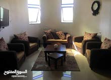 طقم كنب مكون من ست مقاعد وطاوله بأربع سكمبلات وسجاده طقم كنب مكون من ست مقاعد وطاوله بأربع سكمبلات وسجاده