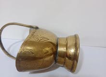 وعاء تقليدي مصنوع يدويا يستخدم لحمل الفحم أو الحطب مزخرف برسومات