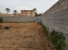 قطعة ارض بطريق المطار خلف ليبيا مول شارع 9 متر مقسم مسكون وهادي جدا 153724883 السوق المفتوح