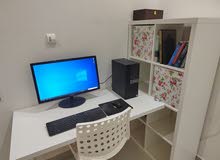 كمبيوتر مع مكتب كامل