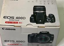 Canon EOS 400 D مع العدسة وبطاريتان وشاحن وملحقاتها والكارتون