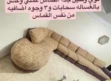 كورنر ضخم تفصيل خشب تقيل لون عسلي وزيتي وخمري بحاله ممتازه ويوجد 3 وجوه من نفس القماش