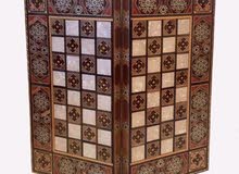طاولة زهر و شطرنج موزاييك من الأخشاب الطبيعية طاولة زهر و شطرنج موزاييك من الأخشاب الطبيعية