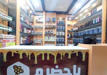 للبيع ديكور محل عسل   ديكور رقم واحد. يصلك لك حاجه   السعر. فقط. مليون ريال يمني.