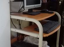 كمبيوتر وجهاز hard deskمع طاولة خاصة