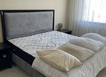 تخت مع طاولات جانبية و فرشة