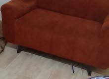 طقم كنب لون قرمدي  ثلاثيه ومزدوجه ومفرتين بحاله جيده
