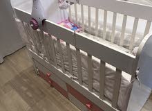 Swing crib for baby with 4 drawers and new mattress