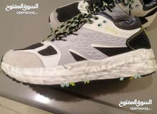 حذاء رياضي اصلي نوع hoka نظيف جدا كأنه مش ملبوس نمرة 42 نعل فوم بسعر 15 د نهايته