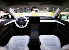 تيسلا 2023 model 3 فحص كامل اوتوسكور لون اسود ملوكي داخلي ابيض بحالة الوكالة للبيع بسعر لقطة ومحرووق
