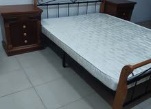 سرير 190/150 + ماترس + 2 منضدة سرير بحالة ممتازة     2  bed and matress and
