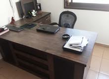يوجد لدينا مكتب + مكتب جانبي +  خزاين اثنين