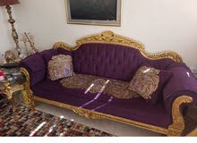 كنابايه ثلاثيه مع طاوله ملبس ورق ذهب استعمال بسيط للبيع ولي ناوي ما بنقصر