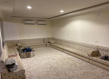 كنب مع تكاياته مع فرشته مع طاولاته كنب مع تكاياته مع فرشته مع طاولاته