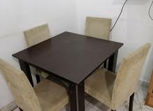 طاولة وعدد اربع كراسى طاولة وعدد اربع كراسى