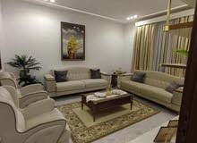 شقة حديثة البناء بها ارتداد او كراج  في الطابق الأول للبيع بنغازي السيدة عائشة