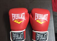 قفاز ملاكمه EVERLAST نمرة 10 لون احمر سعر حقيقي 12دينار ورح ابيعه 9 دنانير سبب البيع صغير عليي