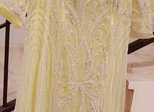 فستان مصمم معاذ ملبوس مره وحده فقط جميل في اللبس أنيق ويوجد لديه ذيل اصفر