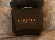 عطر Versace اصلي للبيع سعر الجديد منه 120 مستعمل منه فقط حدود ال 10 رشات فقط و للبيت فقط ب 40 دينار