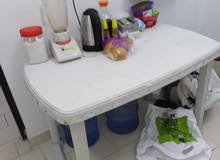 طاولة مع كراسي طاولة مع كراسي