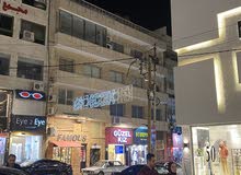 محل تجاري كبير بدون تشطيب يصلح تصفية Outlet على ساحة شارع الحمرا مع طابق اول من العمارة