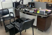 مكتب كبير مع خزانة بحالة جيدة جداً مكتب كبير مع خزانة بحالة جيدة جداً