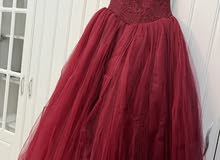 فستان خطوبه احمر منفوش شامل بطانة بيضاء من الاسفل لتعطي نفشه اكبر و اجمل