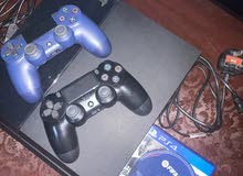 Ps4  with 2 controllers +cd للبيع بليستيشن4