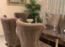 طاولة سفرة شبه جديد لم تستعمل الطاولة بتتكبر و معها 6 كراسي تلبيق شبه جديد كبير