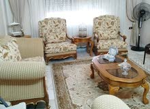 طقم كنب مصري حفر ثقيل من الصنف الأول .   مقاعد عدد ( 7 ) .  طاولة وسط مطرزة بالكامل .