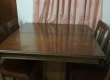 ميز طعام مرتب ونضيف للبيع ميز طعام مرتب ونضيف للبيع