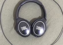 سماعات رأس نوع JBL فيها بلوتوث