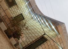 آلأرض دلم  البيت 160 مضافه خارجيه 6،4معا حماتها غرفتين نوم5/4 وصاله4/5 وحمام ومطبخ4/4 ودرج داخلي