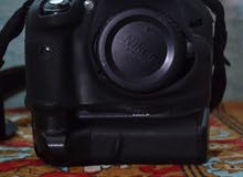 موجود كاميرا نيكون 5100 بلينس 18.55 معاها فلاش 560 معاها طقم الحجاير وبتري جريب