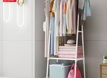 *رف الملابس  هو رف ملابس متعدد الاستخدامات مثالي لتنظيم الملابس والإكسسوارات في أي مساحة. يتميز بتصم