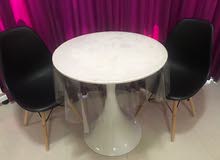 طاولة في حالة جيدة طاولة في حالة جيدة