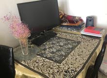 طاولة سفرة مع 4 كراسي وطاولة صغيرة . طاولة سفرة مع 4 كراسي وطاولة صغيرة .